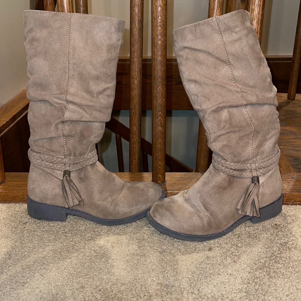Girls Kohl’s tan suede boots. Size 3y